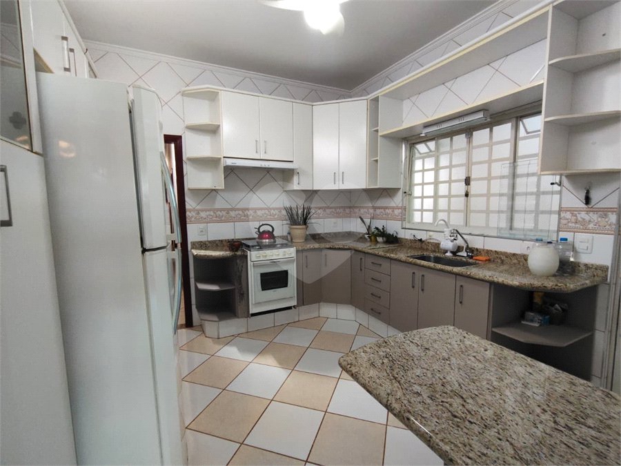 Sobrado à venda ou para alugar com 3 quartos, sendo 1 suíte,  em Jardim Itália, Itapetininga, SP
