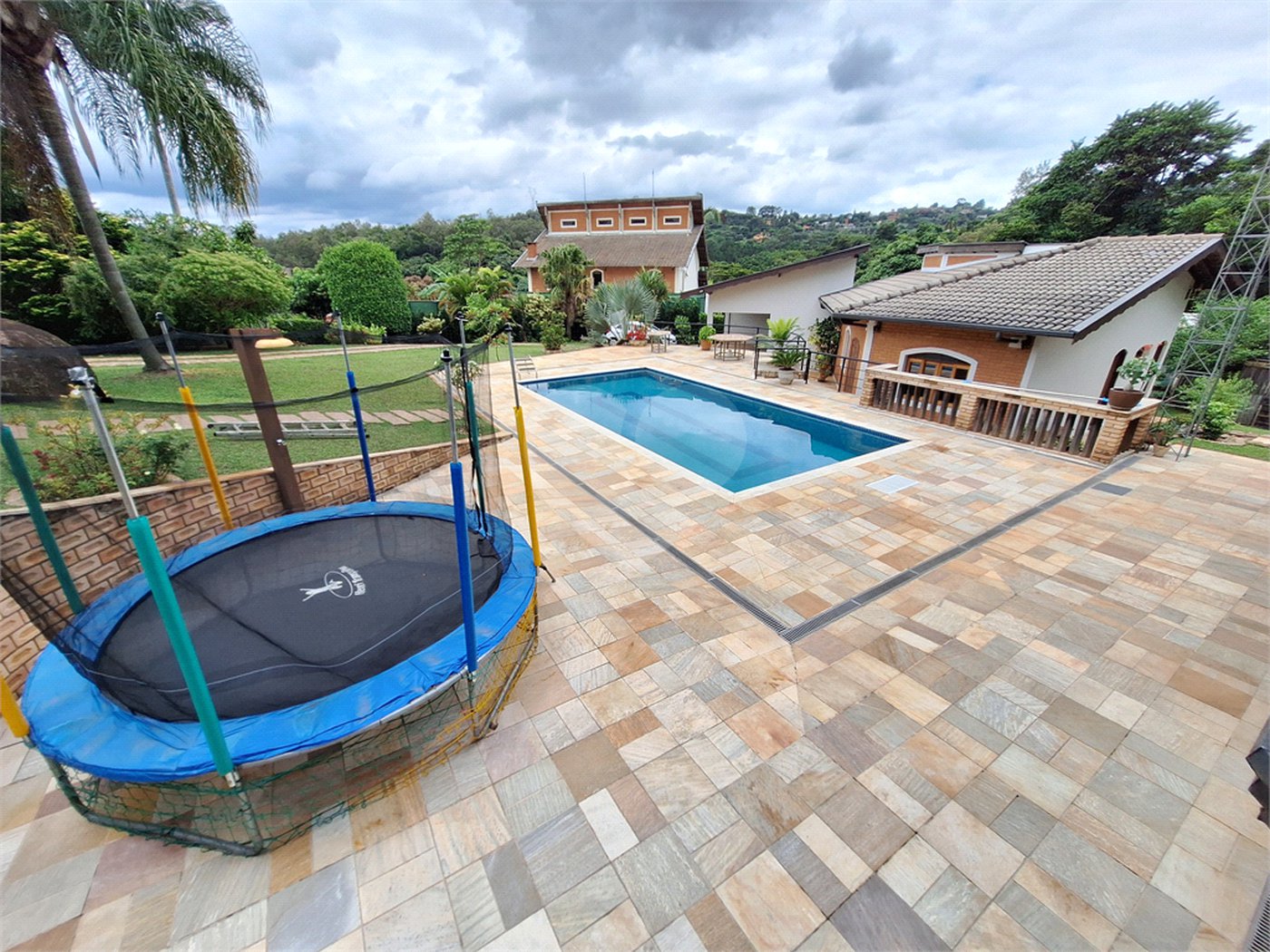 Casa à venda com 7 quartos, sendo 3 suítes, no condomínio Chacaras do Lago, Vinhedo - SP