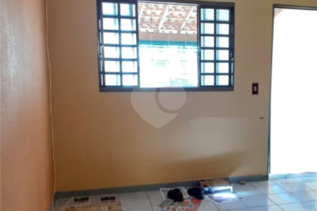 Casa Térrea com 2 dormitórios.