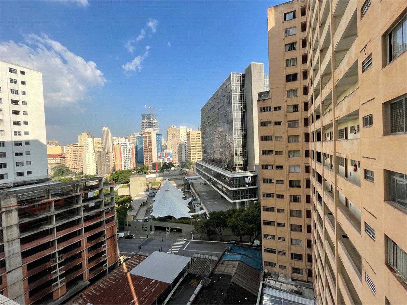 Apartamento á venda na Bela Vista com 57m² reformado e com armário embutido.