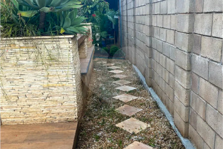 Casa Térrea com Acabamento em Tijolo Aparente e Quintal Amplo - Próximo ao Shopping Iguatemi