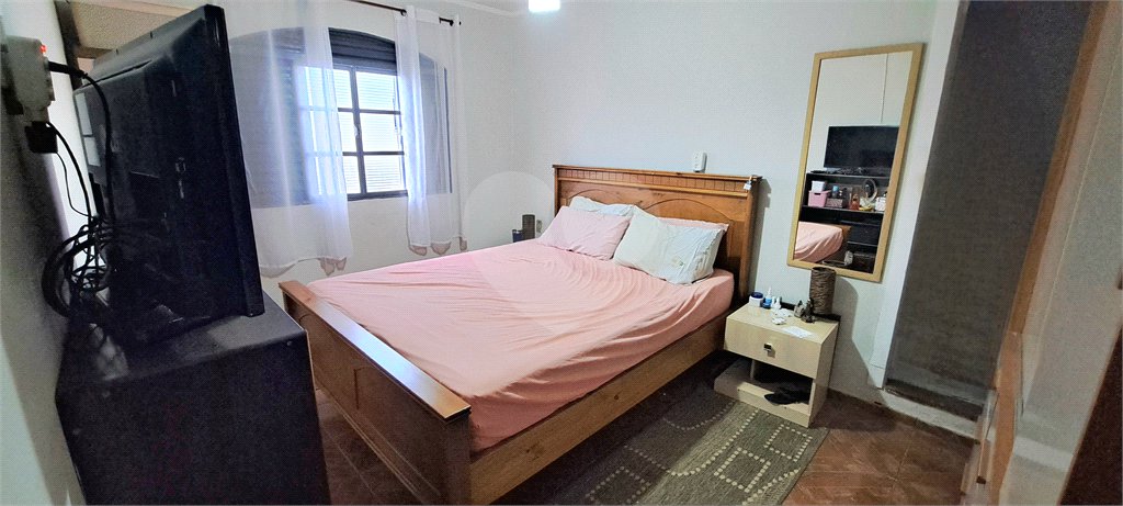 Casa no Jardim Medeiros ampla com 3 dormitórios bem distribuída