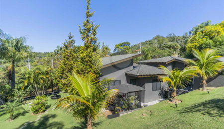 Casa à venda com 5 suítes no condomínio Vale da Santa Fé, Vinhedo - SP