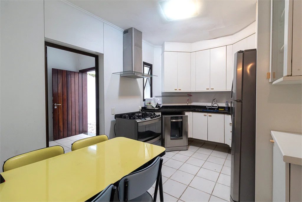 Casa à venda com 4 quartos, sendo 2 suítes, no condomínio Vila das Flores, São Paulo - SP