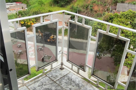 Casa à venda com 5 quartos, sendo 3 suítes, no condomínio Village Texeira Campos, Rio de Janeiro - RJ
