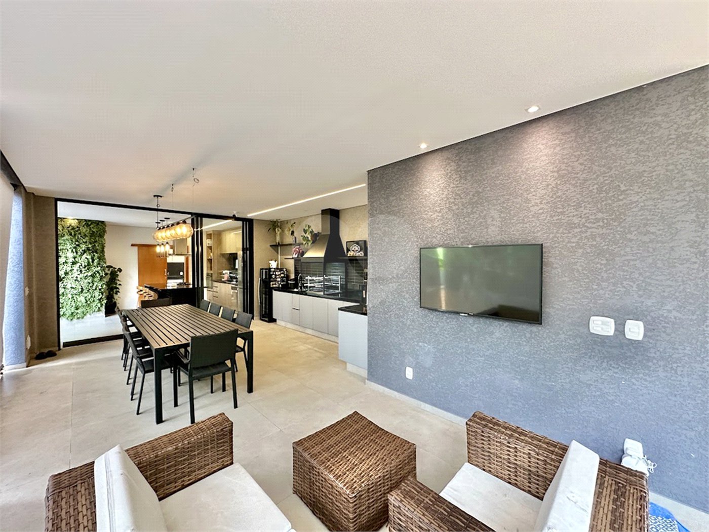 Casa à venda com 3 suítes no condomínio Reserva Santa Maria, Jandira - SP