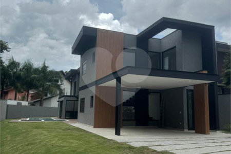 Casa à venda com 4 suítes no condomínio Figueira Garden, Atibaia - SP