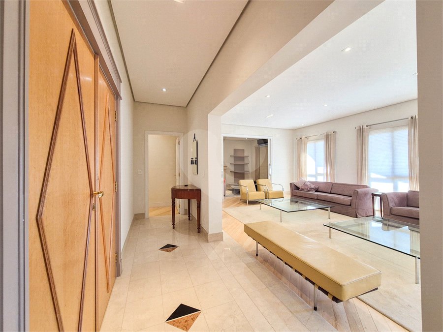 Apartamento à venda ou para alugar com 4 quartos, sendo 3 suítes, em Moema, São Paulo, SP
