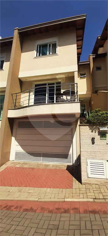 Casa à venda com 4 quartos, sendo 2 suítes, no condomínio Florada da Serra, São Paulo - SP
