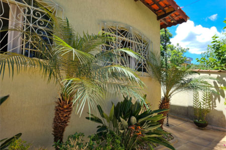 Casa térrea em Atibaia com 3 dormitórios (2 suítes), piscina, espaço gourmet, condomínio fechado