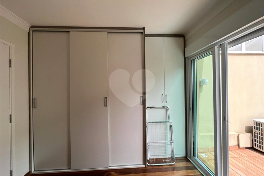 Casa à venda com 4 quartos, sendo 2 suítes, no condomínio Floradas da Serra, São Paulo - SP
