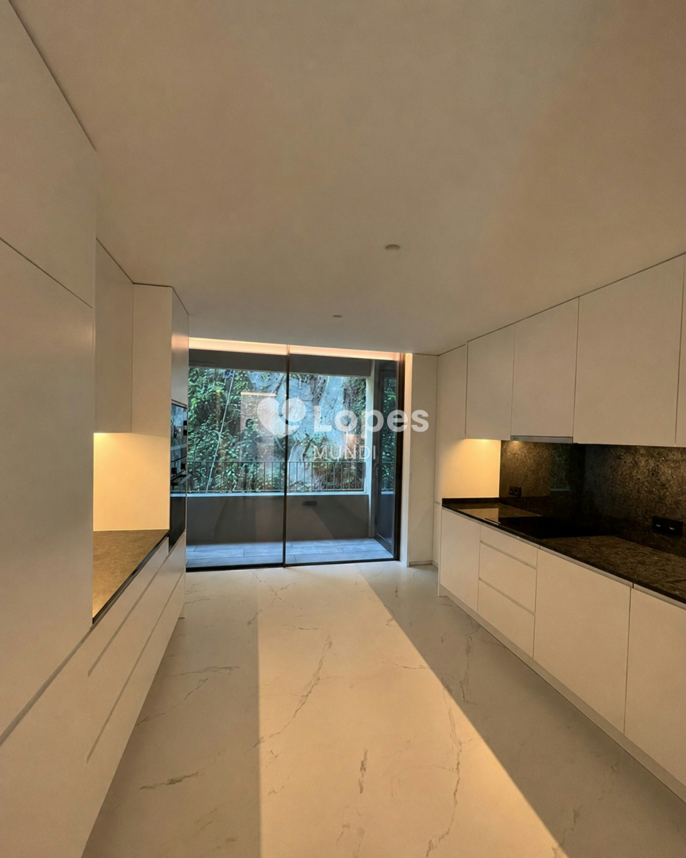 Apartamento T4 à venda em Lordelo do Ouro, Porto, Portugal – 240 m²