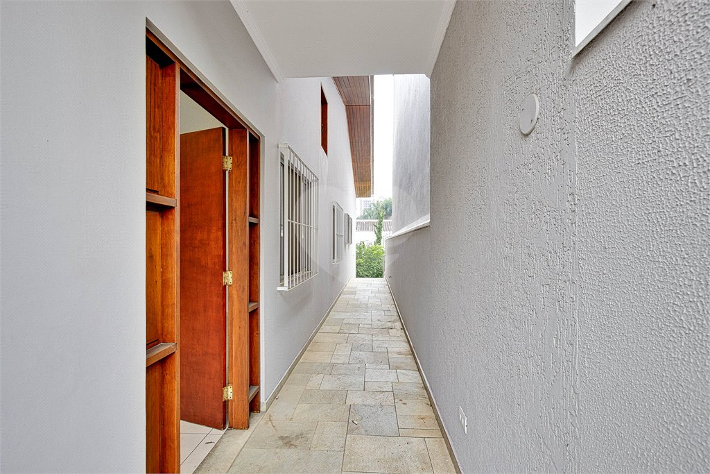 Casa à venda com 3 quartos, sendo 1 suíte, em Alto da Boa Vista, São Paulo, SP