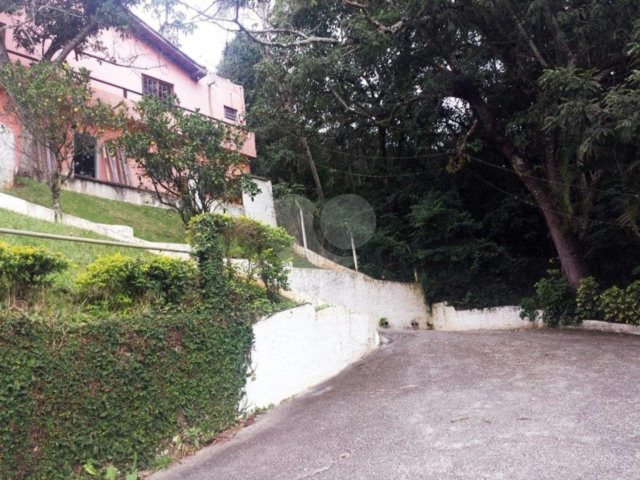 Casa à venda ou para alugar com 4 quartos, sendo 1 suíte,  no condomínio Estrada Armando Barbosa ,6300, Mairiporã - SP