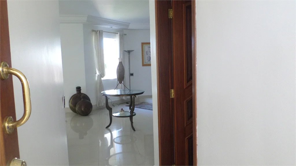 Sobrado à venda com 4 suítes em Recanto Impla, Carapicuíba, SP