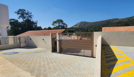 Casa à venda ou para alugar com 2 suítes no condomínio Serra Verde, Atibaia - SP