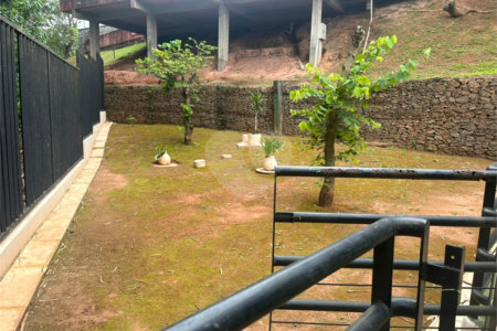 Casa à venda com 3 quartos, sendo 1 suíte, no condomínio New Village, Cotia - SP