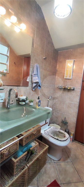 Casa à venda com 5 quartos, sendo 3 suítes, no condomínio Village Texeira Campos, Rio de Janeiro - RJ