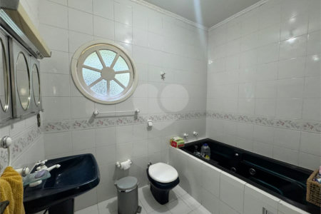 Casa à venda com 4 quartos, sendo 1 suíte,  em Vila Galvão, Guarulhos, SP