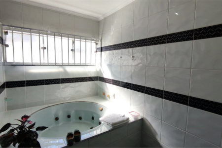 Sobrado à venda com 4 quartos, sendo 2 suítes, em Interlagos, São Paulo, SP