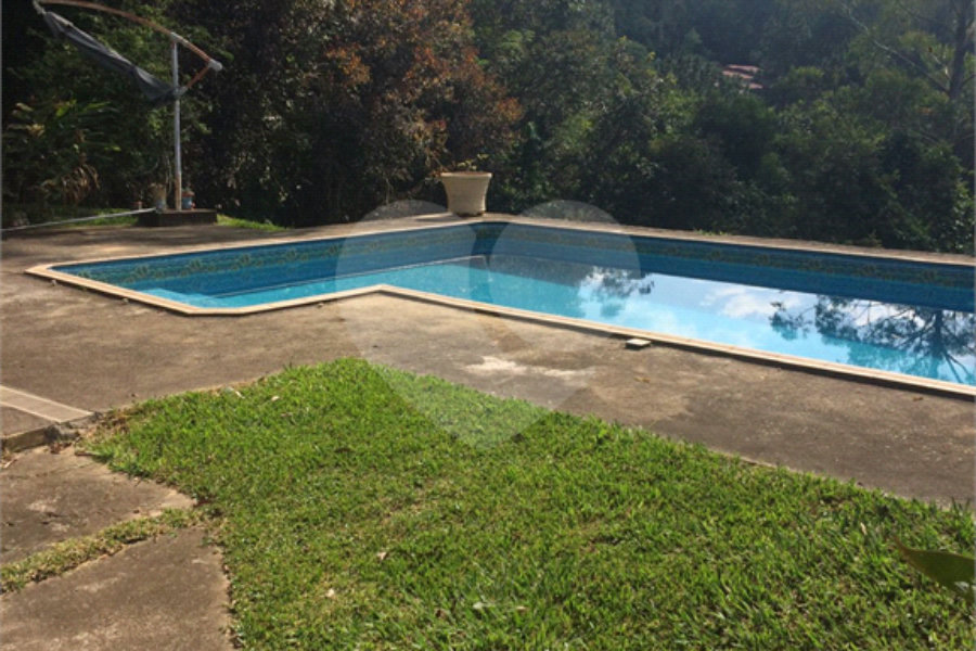 Casa à venda com 4 quartos, sendo 2 suítes, no condomínio Cinco Lagos, Mairiporã - SP