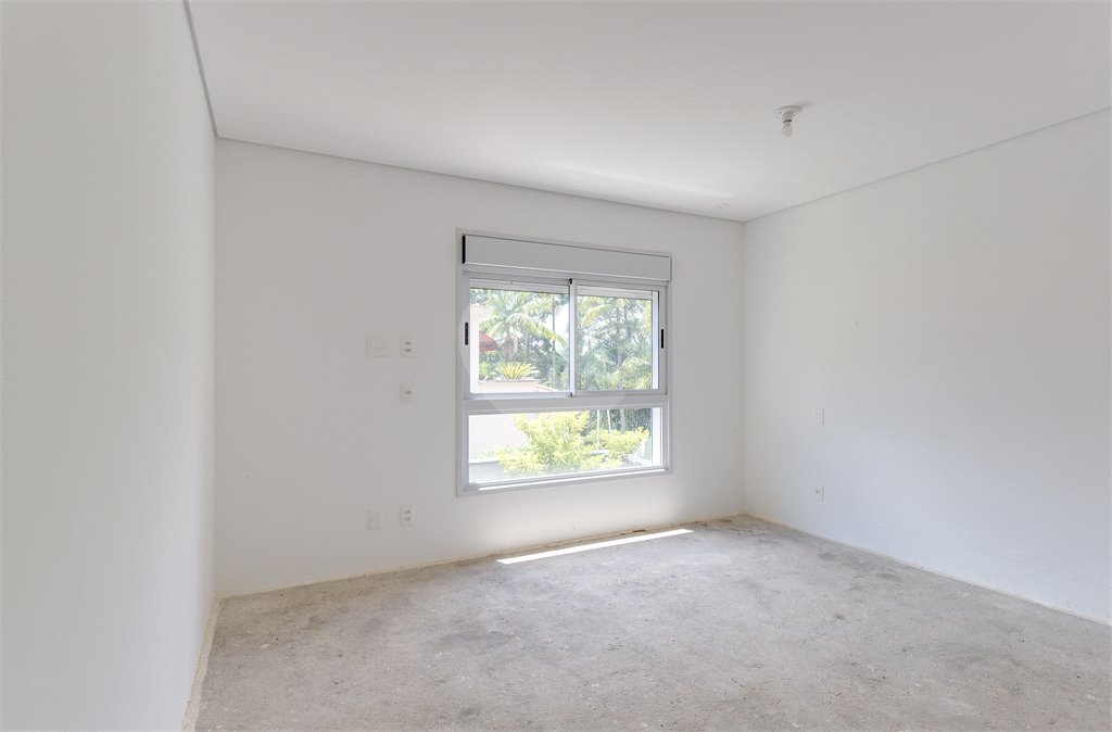 Casa à venda com 4 quartos, sendo 3 suítes, no condomínio Jardim Flora, São Paulo - SP