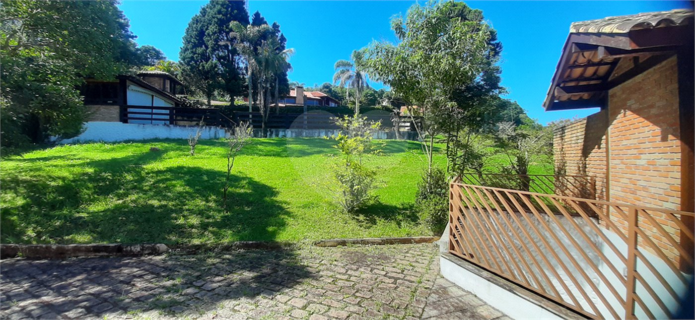 Sobrado à venda com 3 suítes em Serra da Cantareira, Mairiporã, SP