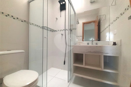 Casa à venda com 3 quartos, sendo 1 suíte, no condomínio Apeu, São Paulo - SP