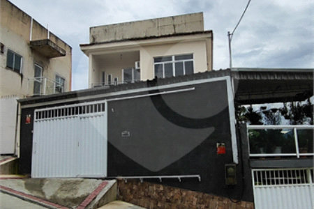 Casa à venda com 5 quartos, sendo 3 suítes, no condomínio Village Texeira Campos, Rio de Janeiro - RJ