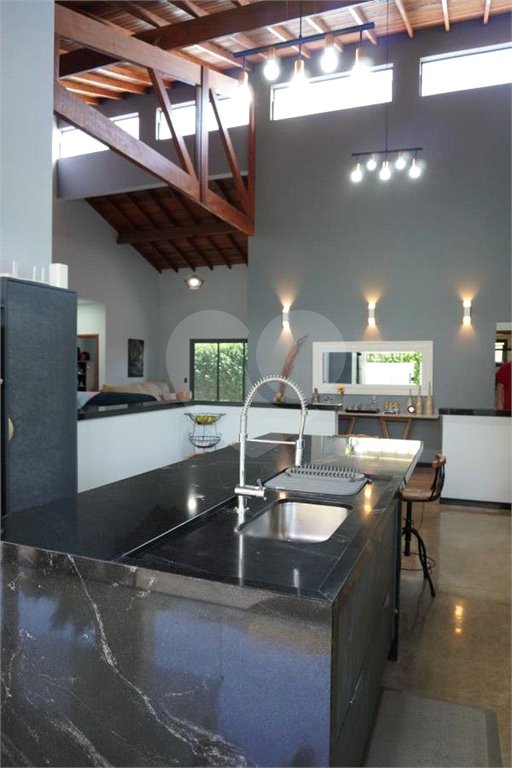 Casa à venda com 4 quartos, sendo 2 suítes, no condomínio Primavera, Salto - SP
