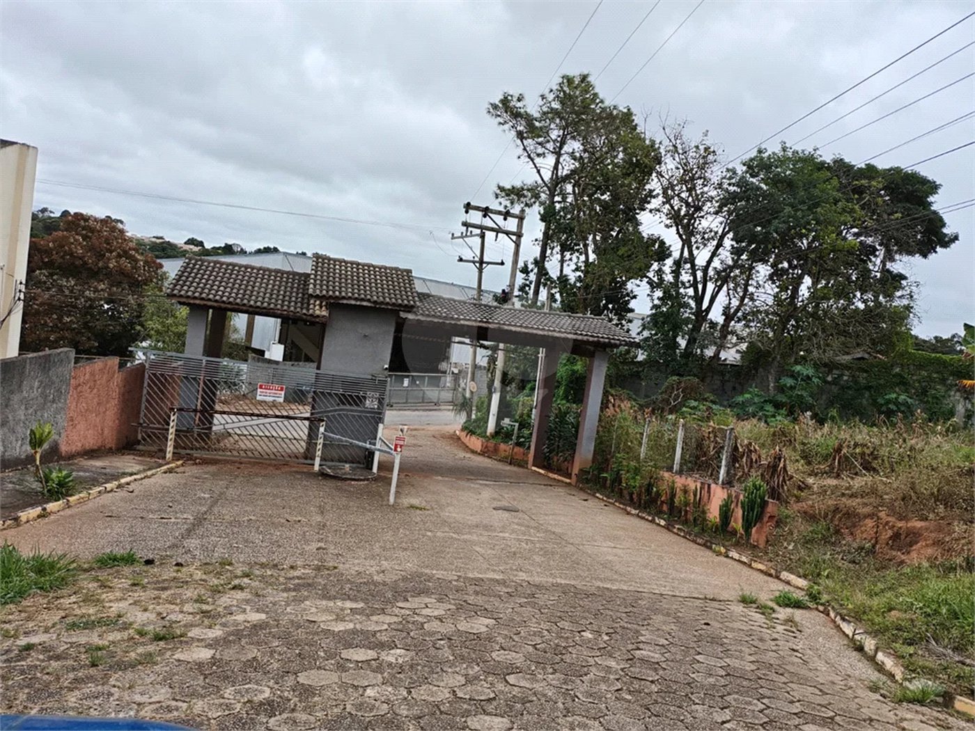 Casa à venda com 4 quartos, sendo 2 suítes,  em Country Residencial Felix, Bom Jesus dos Perdões, SP