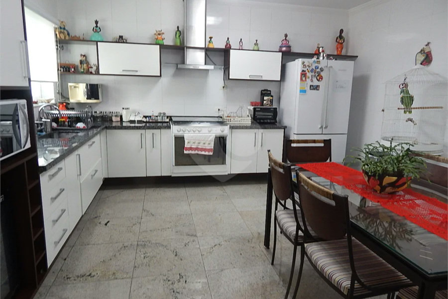 Casa em condomínio fechado no Jardim Floresta, 3 suítes, área gourmet, piscina, 4 vagas.