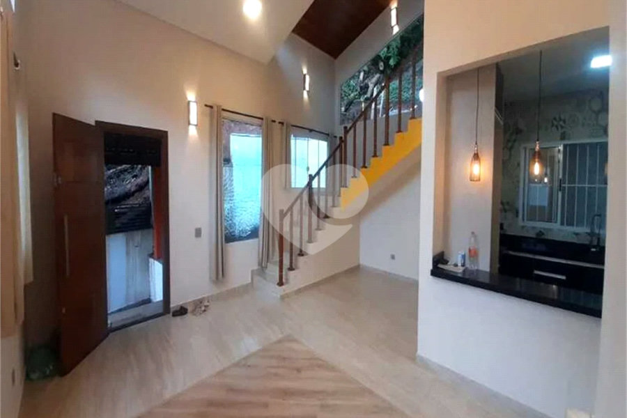 Casa à venda com 3 quartos, sendo 1 suíte, no condomínio Jardim da Montanha I, Mairiporã - SP
