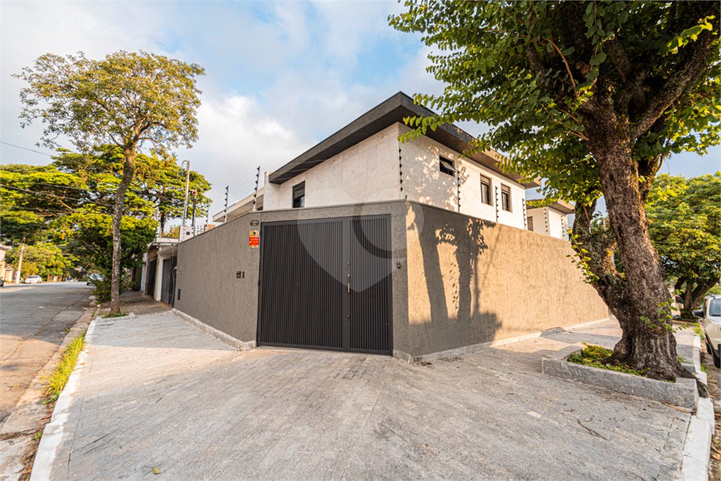 Sobrado à venda com 4 quartos, sendo 2 suítes, em Moema, São Paulo, SP