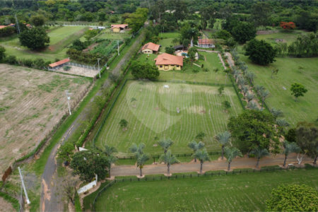 Casa à venda com 8 quartos, sendo 4 suítes, no condomínio Santa Filomena, Salto - SP