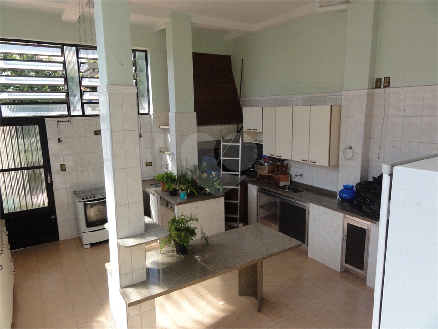 Sobrado à venda com 6 quartos, sendo 4 suítes, em Tremembé, São Paulo, SP