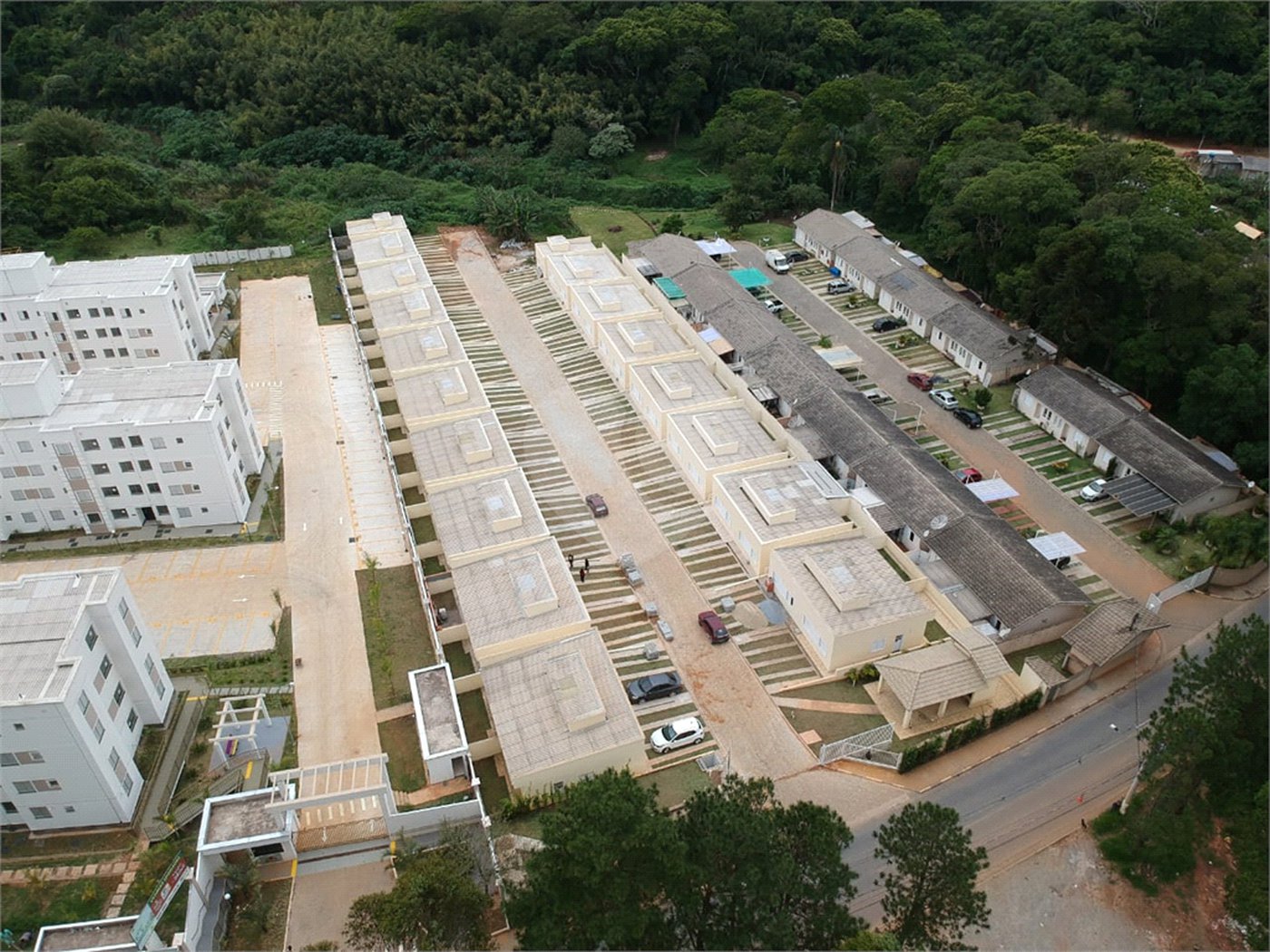 Casa à venda com 3 quartos, sendo 1 suíte, no condomínio Residencial Vila D`ouro, Cotia - SP