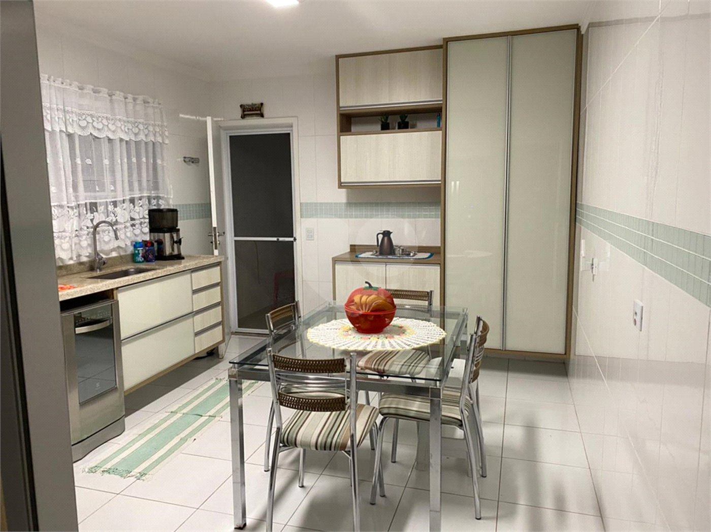 Sobrado à venda com 3 suítes em Horto, São Paulo, SP