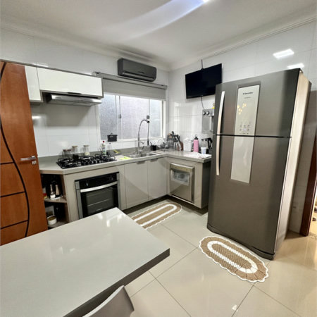 Sobrado à venda com 4 suítes em Jardim Shangri-lá, Cuiabá, MT