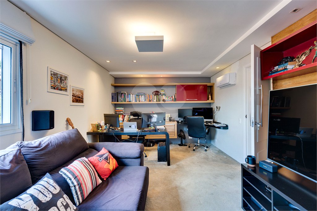 Casa à venda com 4 quartos, sendo 3 suítes, no condomínio Vila Hípica, São Paulo - SP