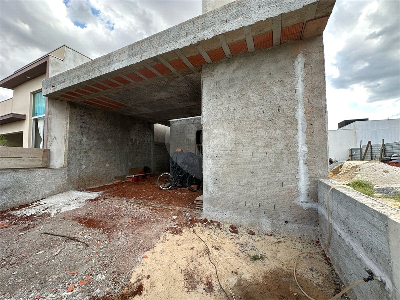 Casa à venda com 3 quartos, sendo 1 suíte, no condomínio Lago dos Ipês, Itapetininga - SP