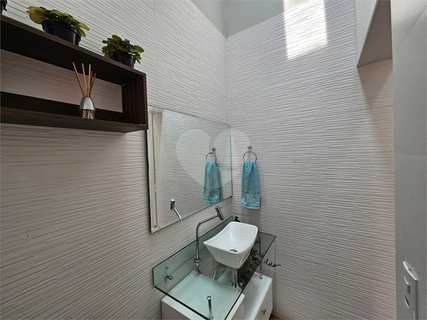 Casa à venda com 4 quartos, sendo 1 suíte,  no condomínio Jardim Shangri-lá, Atibaia - SP