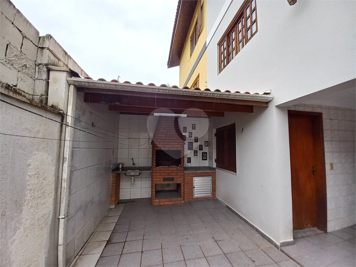 Sobrado à venda com 4 quartos, sendo 3 suítes, em Cidade São Francisco, São Paulo, SP