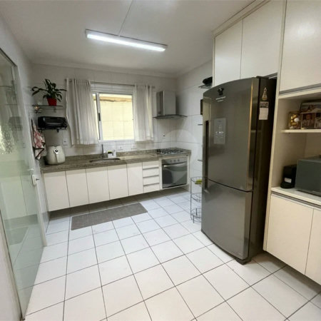 Casa à venda com 3 quartos, sendo 1 suíte, no condomínio Residencial Villagio Vitória, Guarulhos - SP