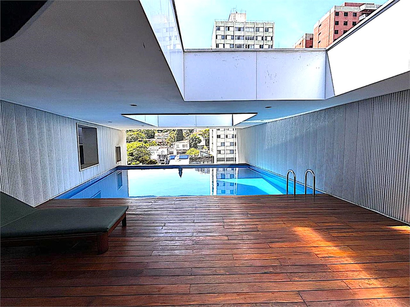 Imóvel 168m² Idea Zarvos com 3 suites, varanda na frente e na suíte, piscina, academia e 3 vagas Vila Madalena.