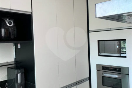 Sobrado com 3 quartos e garagem para 5 veículos.