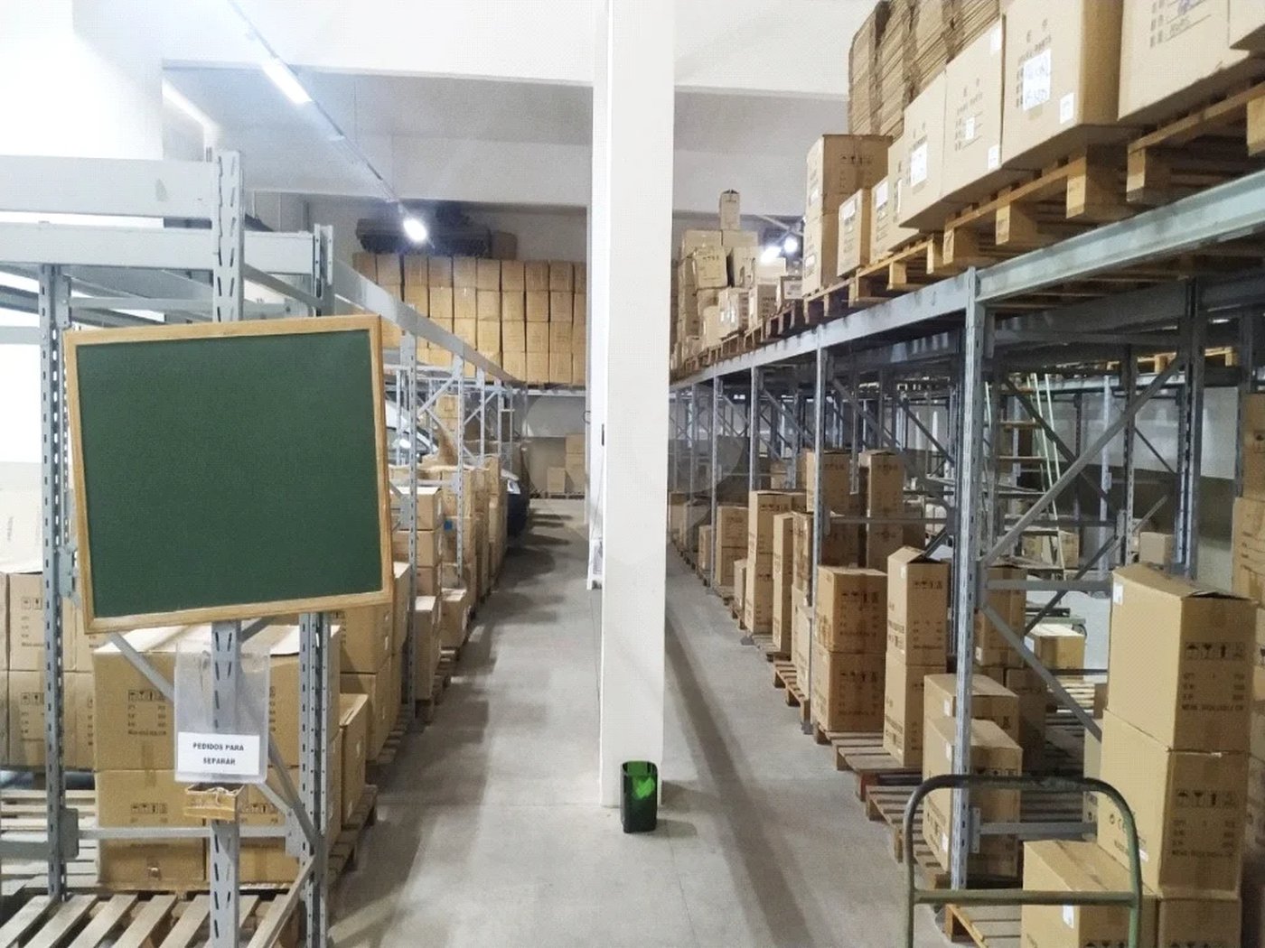 Galpão com 1155m² , 6 banheiros , sendo 2 vestiários , atualmente com 13 vagas , podendo chegar a 17 , à venda na Vila Principe de Gales em Santo André.