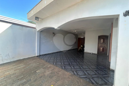 Casa espaçosa e confortável em um bairro tranquilo a venda.