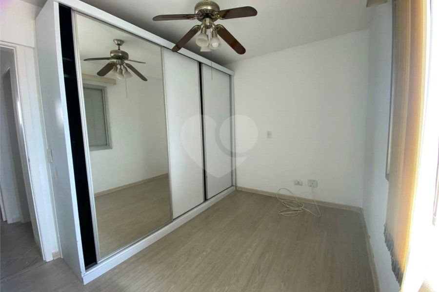 Apartamento possui 70 metros,1 vaga de garagem coberta.