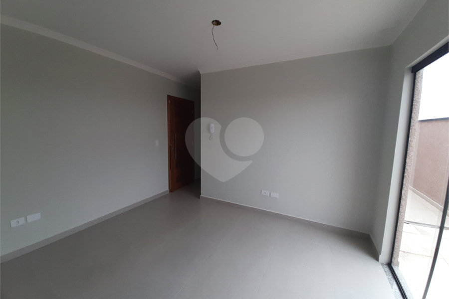Apartamento COBERTURA com 66m2, 3 quartos, banheiro, sala, cozinha, quintal e 1 vaga